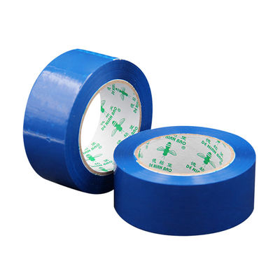Un bon prix. L'utilisation du ruban d'emballage bleu foncé pour l'emballage des cartons en ligne