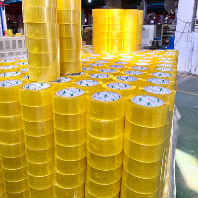 Un bon prix. Fabrique en gros de ruban d'emballage transparent pour l'étanchéité des cartons en ligne