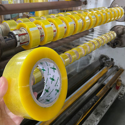 Un bon prix. Ruban adhésif transparent sur mesure BOPP avec enveloppe largeur 50 mm pour le scellage de la boîte en ligne
