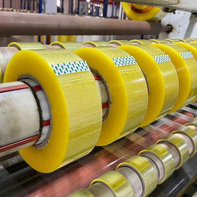 Utilisation de ruban adhésif fort pour l'emballage de cartons