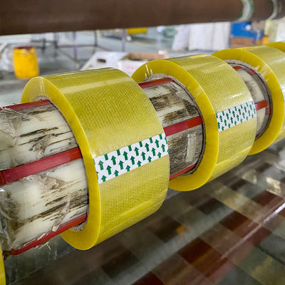 Un bon prix. Ruban d'emballage transparent de 48 mm x 100 m de haute qualité pour l'étanchéité des cartons en ligne